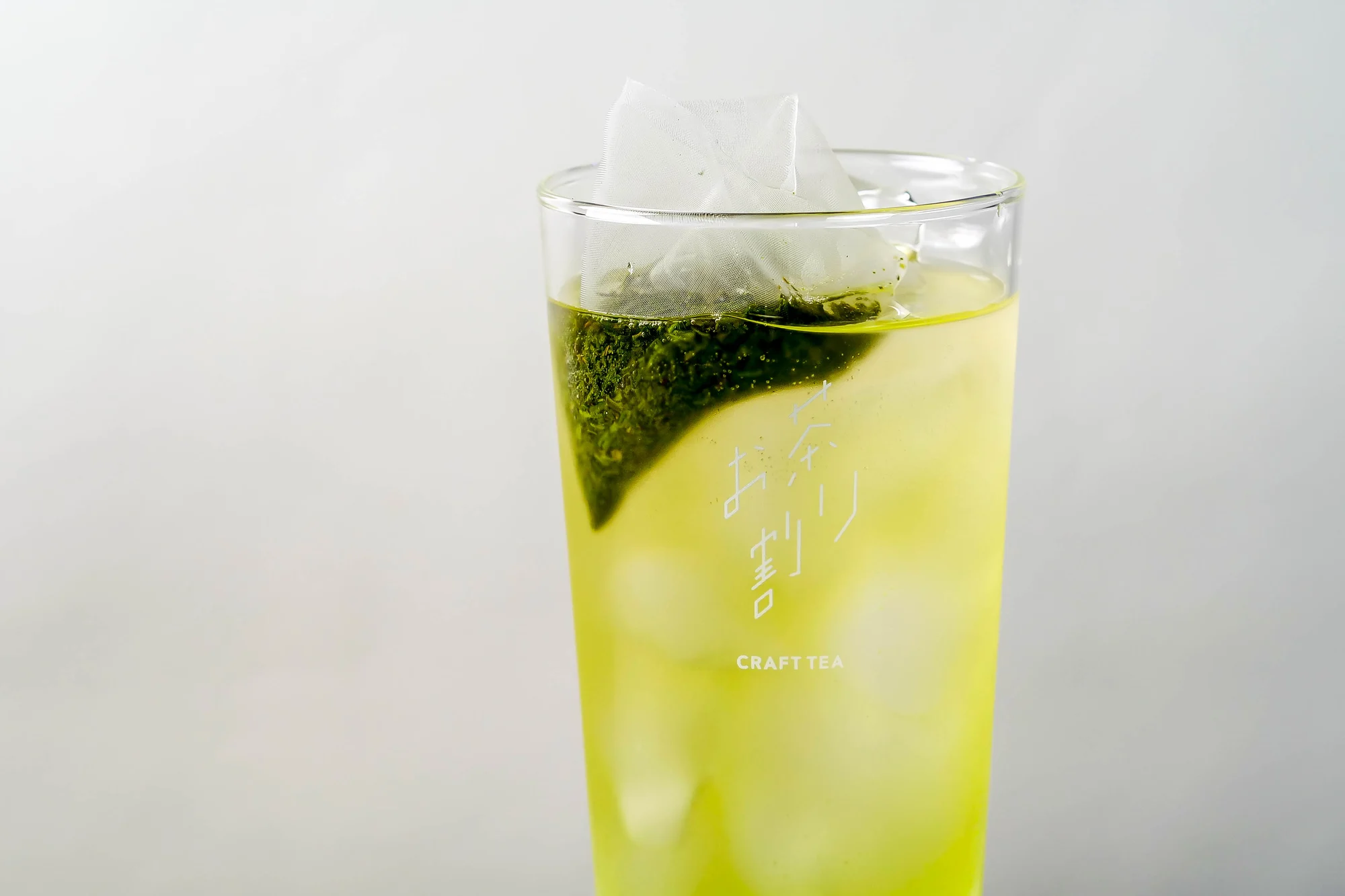 白背景・お茶割グラス